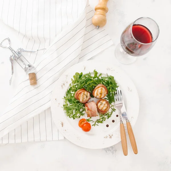 Beyaz tabakta roka salatası ile servis taze pastırma ruloları