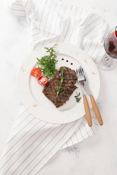 Roka ve biberiye dal beyaz tabakta servis biftek üstten görünüm
