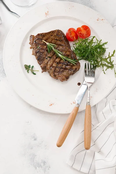 Roka ve biberiye dal beyaz tabakta servis biftek üstten görünüm