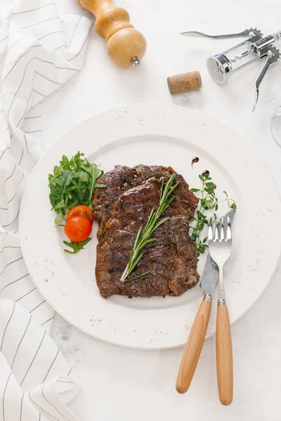 Blick Von Oben Auf Beefsteak Serviert Mit Rucola Und Rosmarinzweig — Stockfoto