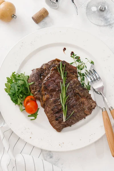 Roka ve biberiye dal beyaz tabakta servis biftek üstten görünüm