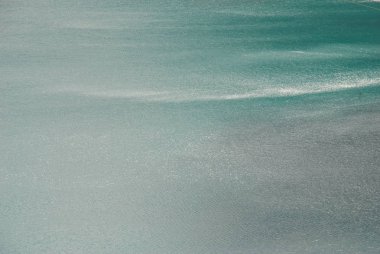 Sakin mavi su yüzeyi dokulu arka plan