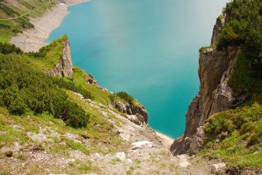 Dağ gölü sakin su ile doğal görünümünü