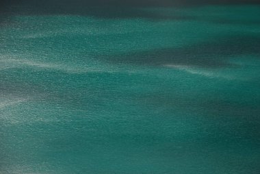 Sakin mavi su yüzeyi dokulu arka plan