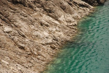 dağ gölü sakin su ile görünümünü kapat