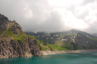 Dağ gölü sakin su ile doğal görünümünü