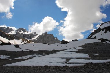 Kayalık dağ yamaçları karla kaplı doğal görünümü