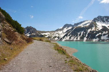 Dağ gölü sakin su ile doğal görünümünü