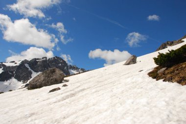 Kayalık dağ yamaçları karla kaplı doğal görünümü