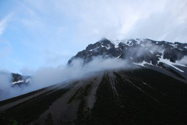 Kayalık dağ yamaçları karla kaplı doğal görünümü
