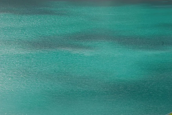 Sakin mavi su yüzeyi dokulu arka plan