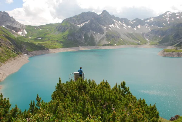 Vista Panorámica Mujer Acantilado Con Lago Fondo — Foto de Stock