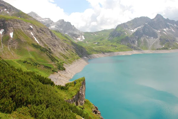 Vue Panoramique Lac Turquoise Dans Les Montagnes Enneigées Sous Ciel — Photo