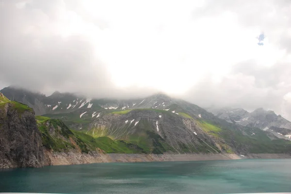 Malerischer Blick Auf Den Bergsee Mit Ruhigem Wasser — Stockfoto