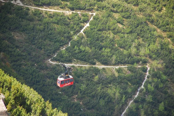 Malerischer Blick Auf Die Rote Kabine Der Seilbahn Den Bergen — Stockfoto