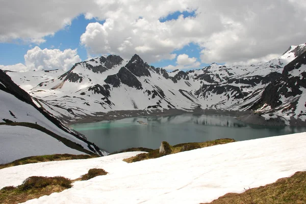 Utsikt Turkise Innsjøer Snødekte Fjell Skyet Himmel – stockfoto