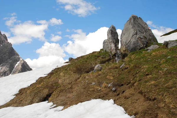 Kayalık Dağ Yamaçları Karla Kaplı Doğal Görünümü — Stok fotoğraf