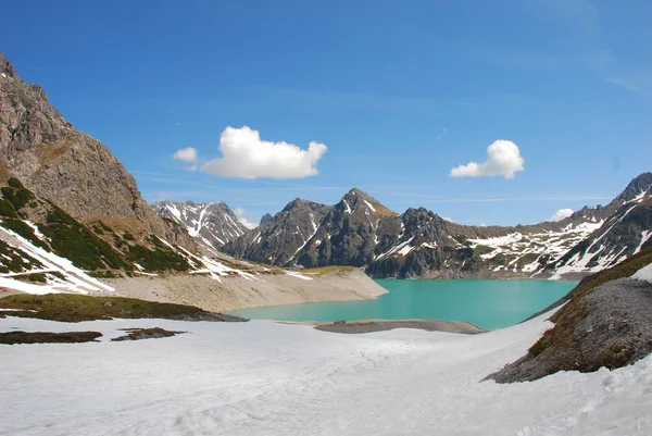 Utsikt Turkise Innsjøer Snødekte Fjell Skyet Himmel – stockfoto