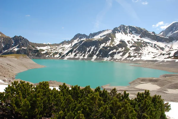 Vista Panorámica Del Lago Turquesa Las Montañas Nevadas Bajo Cielo — Foto de Stock