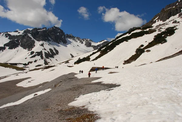 Dağlarda Yürüyüş Turist Doğal Görünümü — Stok fotoğraf