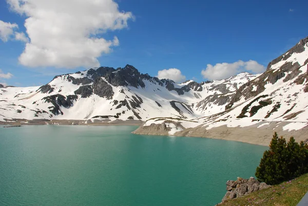 Vista Panorámica Del Lago Turquesa Las Montañas Nevadas Bajo Cielo — Foto de Stock