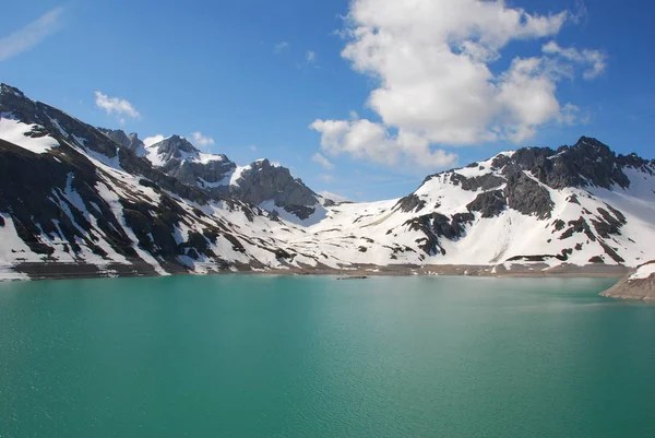 Vista Panorámica Del Lago Turquesa Las Montañas Nevadas Bajo Cielo — Foto de Stock