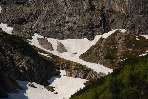 Malebný Pohled Skalnaté Horské Svahy Pokryté Sněhem — Stock fotografie