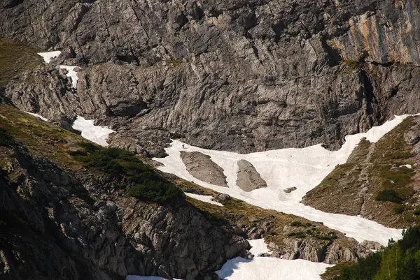 Kayalık Dağ Yamaçları Karla Kaplı Doğal Görünümü — Stok fotoğraf