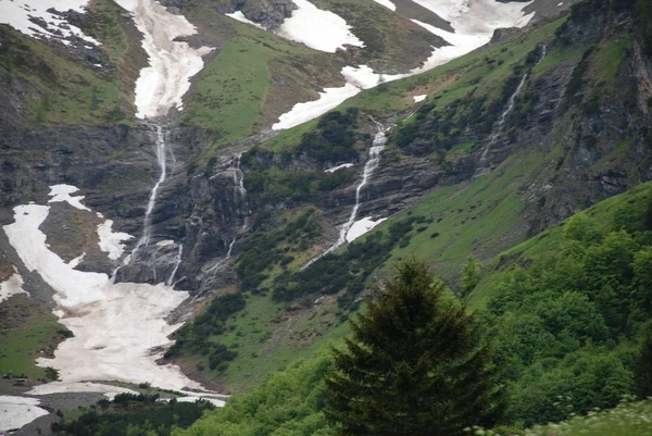Kayalık dağ yamaçları karla kaplı doğal görünümü