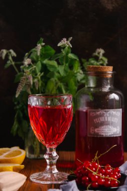 Ahşap masa üzerinde taze meyveleri taze kırmızı kuş üzümü kompostosu süslenmiş