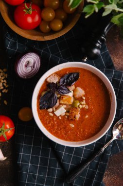 Sebze çorbası, üstten görünüm kruton, sedir fındık, peynir ve fesleğen yaprakları servis