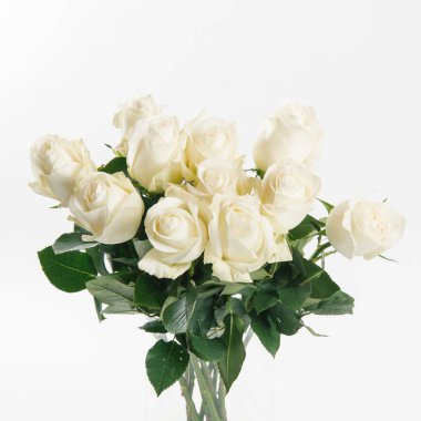 Beyaz arka plan üzerinde muhteşem beyaz gül buketi