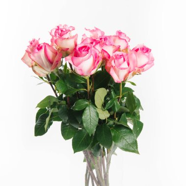 İhale beyaz zemin üzerine pembe ve beyaz gül buketi 