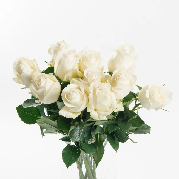 Beyaz arka plan üzerinde muhteşem beyaz gül buketi