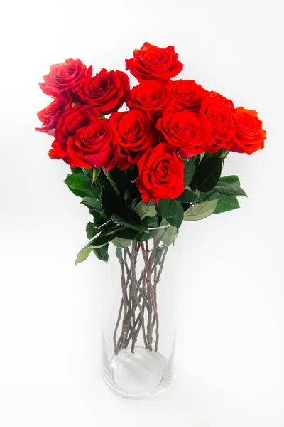 Przepiękny Czerwony Bukiet Róż Szklanym Wazonie Izolowana Białym Tle — Zdjęcie stockowe