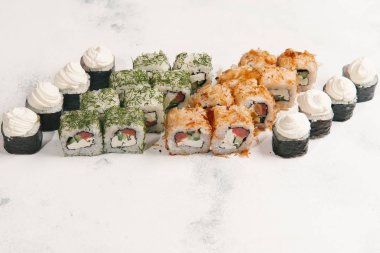 Açık gri taş renkli farklı geleneksel Japon rulo kümesi 