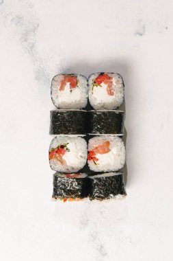 Geleneksel basit Japonca krem peynir ve somon ile açık gri taş renkli rulo 