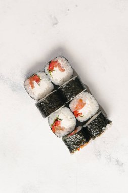 Geleneksel basit Japonca krem peynir ve somon ile açık gri taş renkli rulo 