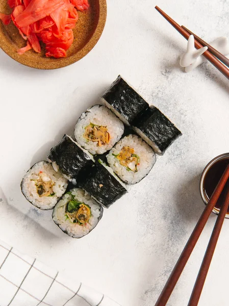 Vista Dall Alto Dei Tradizionali Rotoli Sushi Giapponesi Serviti Con — Foto Stock
