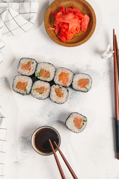 Rolos Tradicionais Japoneses Com Salmão Pepino Servidos Com Pauzinhos Molho — Fotografia de Stock