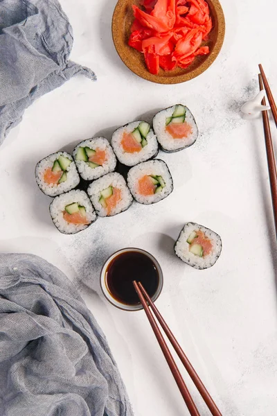 Rolos Tradicionais Japoneses Com Salmão Pepino Servidos Com Pauzinhos Molho — Fotografia de Stock