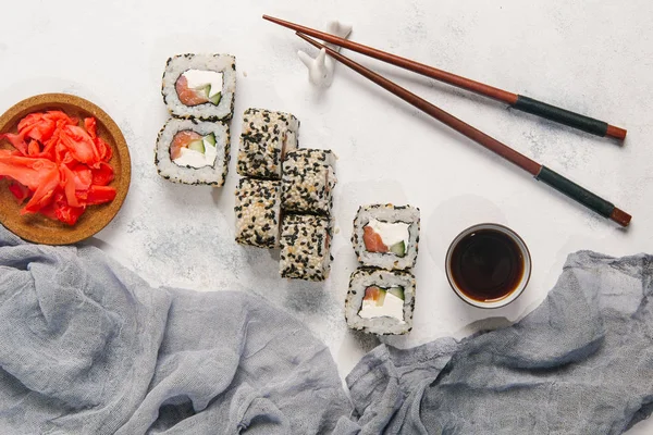 Traditionelle Japanische Semmeln Schwarzem Sesam Mit Essstäbchen Sojasauce Und Ingwer — Stockfoto