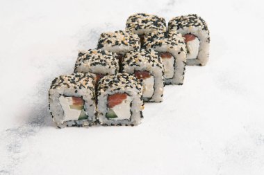 Geleneksel Japon ışık gri taş arka plan üzerinde siyah susam rulo