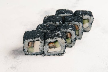 Beyaz taş zemin üzerine geleneksel Japon Suşi rulo