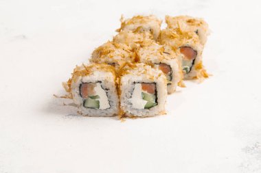 Beyaz taş zemin üzerine geleneksel Japon Suşi rulo