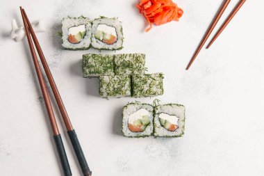 Geleneksel Japon Suşi zencefil ve yemek çubukları ile taş zemin üzerine rulo
