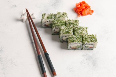 Geleneksel Japon Suşi zencefil ve yemek çubukları ile taş zemin üzerine rulo