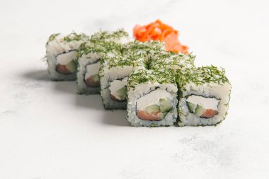 Geleneksel Japon Suşi zencefil ile taş zemin üzerine alır.