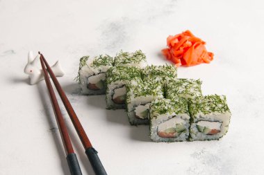 Geleneksel Japon Suşi zencefil ve yemek çubukları ile taş zemin üzerine rulo