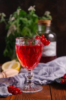 Kırmızı kuş üzümü suyu